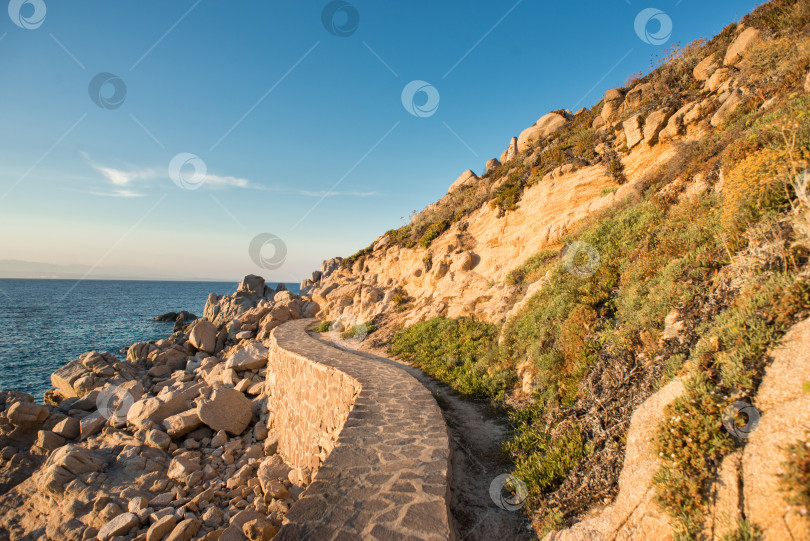 Скачать Пейзаж с морем, камнями, дорогой и побережьем Санта-Тереза-ди-Галлура на севере Сардинии. фотосток Ozero