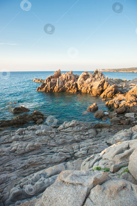 Скачать Пейзаж с морем, камнями и побережьем Санта-Тереза-ди-Галлура на севере острова Сардиния. фотосток Ozero
