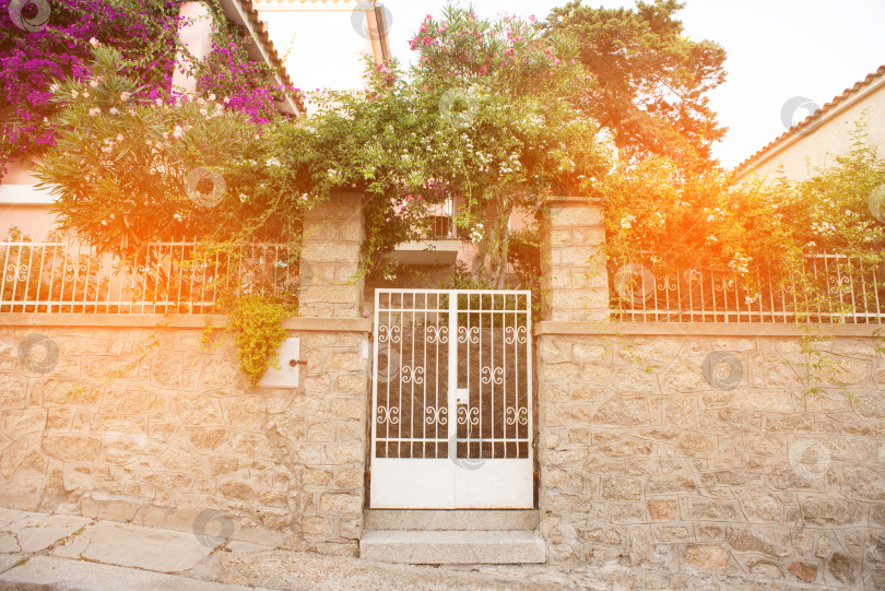 Скачать Белая металлическая дверь в типичном старом каменном здании на Сардинии. фотосток Ozero