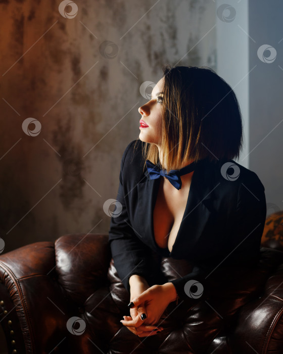 Скачать Роковая женщина на кожаном диване фотосток Ozero
