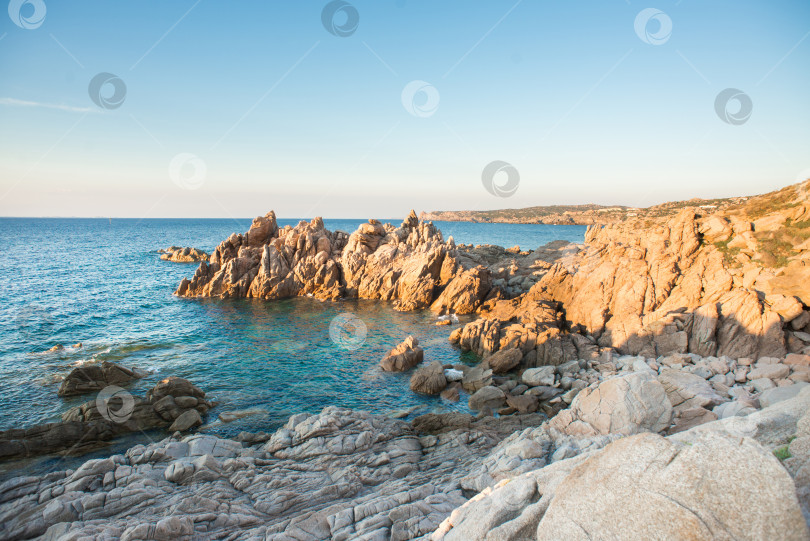 Скачать Пейзаж с морем, камнями и побережьем Санта-Тереза-ди-Галлура на севере острова Сардиния. фотосток Ozero