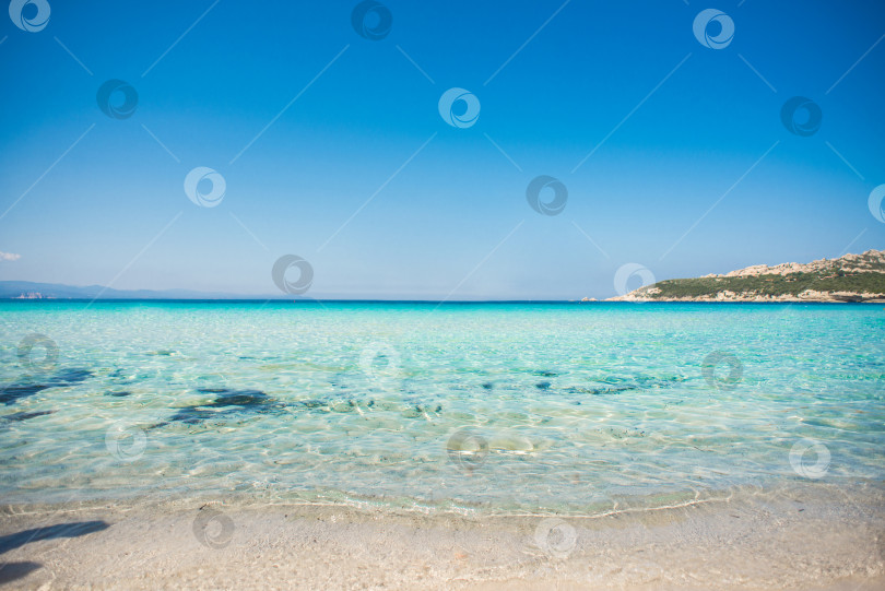 Скачать Пляж Рена-ди-Поненте, остров Сардиния, Италия. Голубое небо. фотосток Ozero