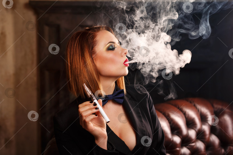 Скачать Роковая женщина и электронная сигарета фотосток Ozero