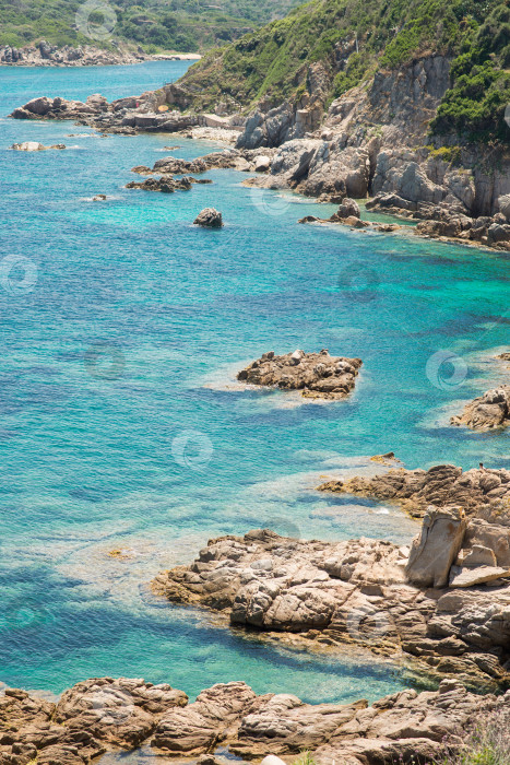 Скачать Пейзаж с морем, камнями, дорогой и побережьем Санта-Тереза-ди-Галлура. Сардиния. фотосток Ozero