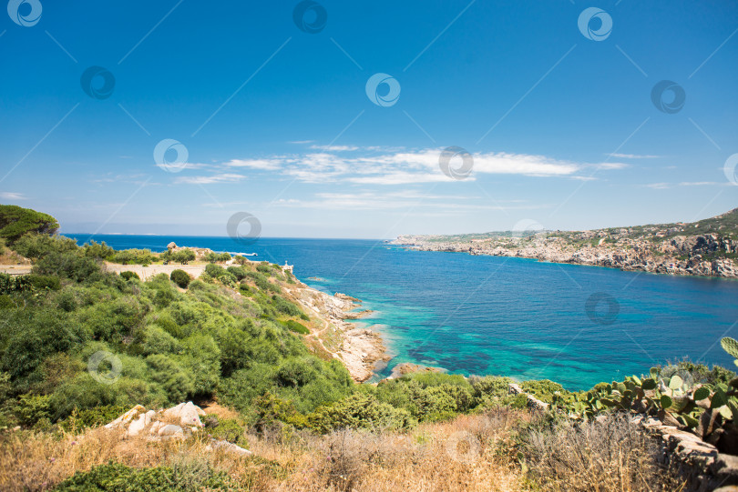 Скачать Пейзаж с морем, камнями, дорогой и побережьем Санта-Тереза-ди-Галлура на севере острова Сардиния. фотосток Ozero