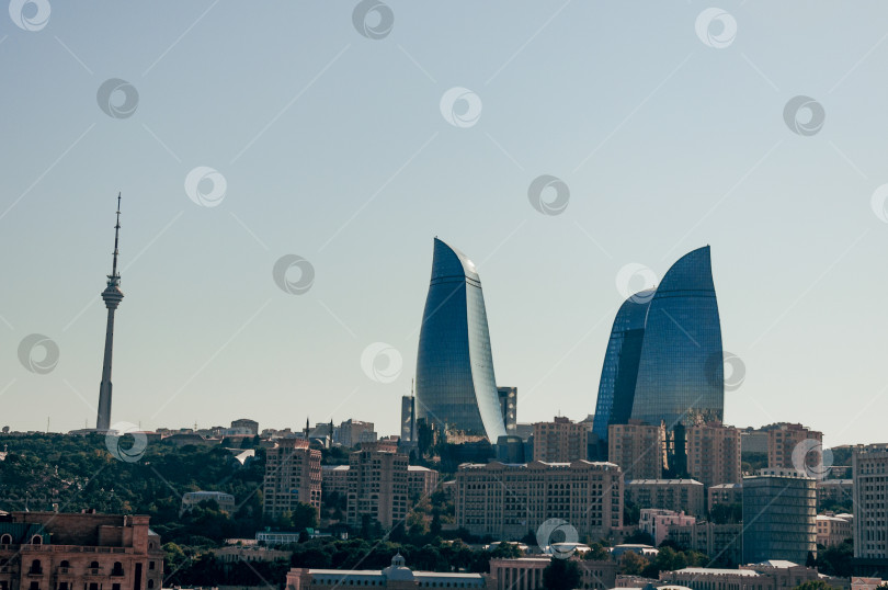 Скачать Баку, Азербайджан, 20 августа 2016 года, стеклянные небоскребы Flame towers в центре большого города фотосток Ozero
