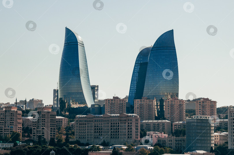 Скачать Баку, Азербайджан, 20 августа 2016 года, стеклянные небоскребы Flame towers в центре большого города фотосток Ozero