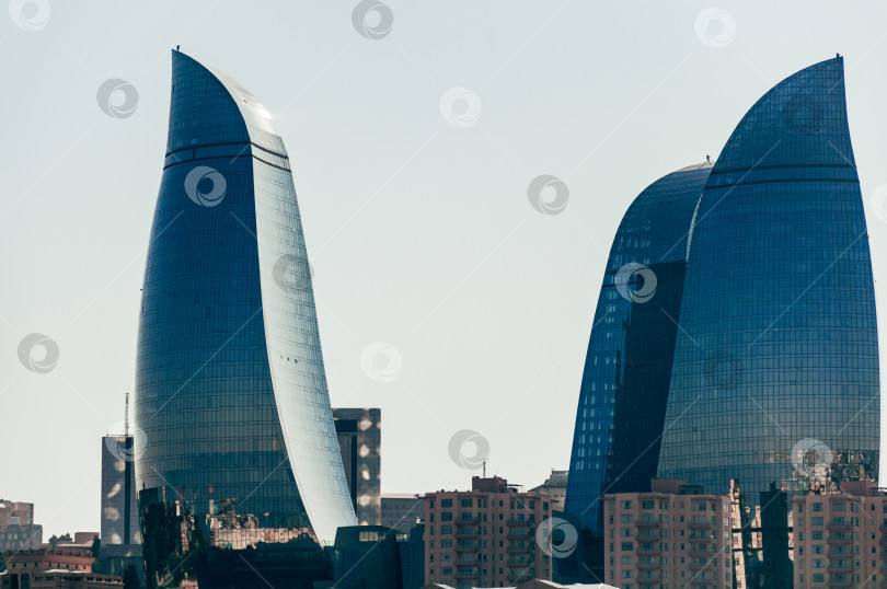 Скачать Баку, Азербайджан, 20 августа 2016 года, стеклянные небоскребы Flame towers в центре большого города фотосток Ozero
