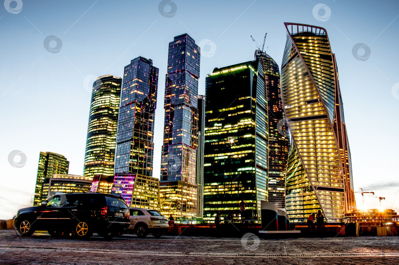 Скачать Башня "Москва-Сити", Россия, 24 августа 2015 года, стеклянный голубой небоскреб в центре Большого города фотосток Ozero