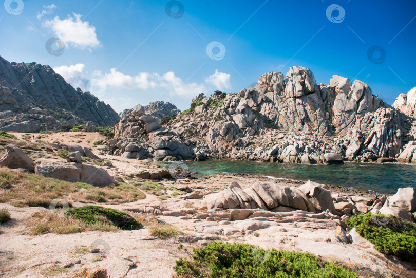 Скачать Утес и скалы на берегу Средиземного моря. Сардиния, Италия. фотосток Ozero