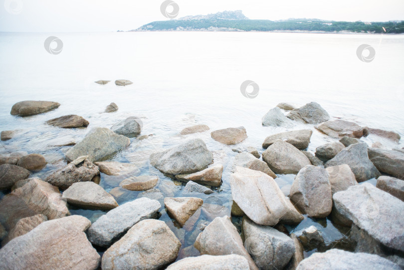 Скачать Камни на берегу залива Ла-Кольба на севере Сардинии, Италия. Пляж Рена-ди-Поненте. фотосток Ozero