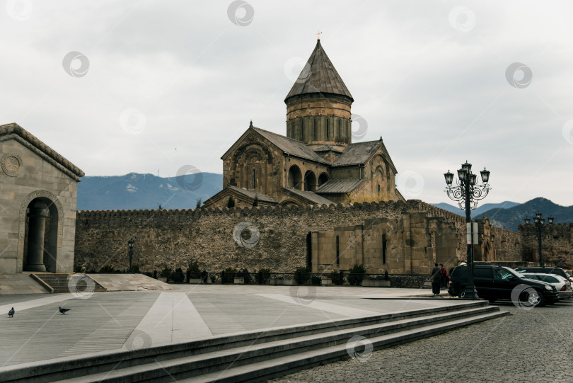 Скачать Старинная грузинская христианская церковь, историческая храмовая достопримечательность фотосток Ozero