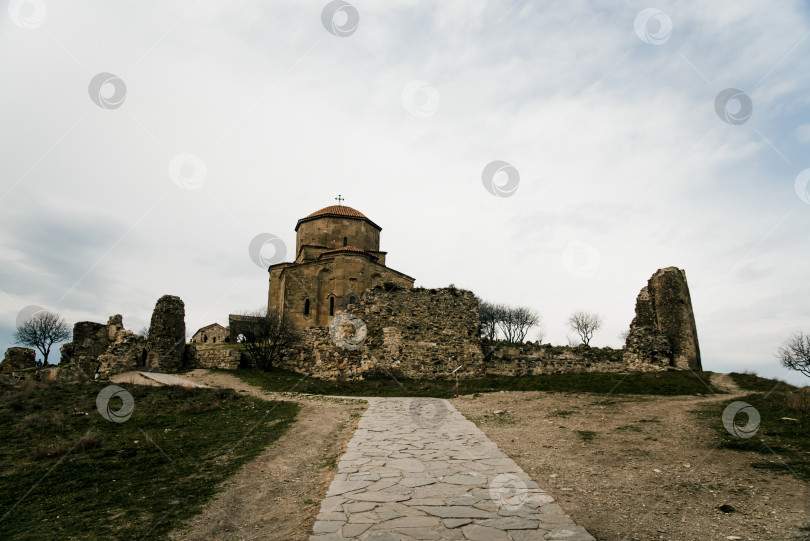 Скачать Старинная грузинская христианская церковь, историческая храмовая достопримечательность фотосток Ozero