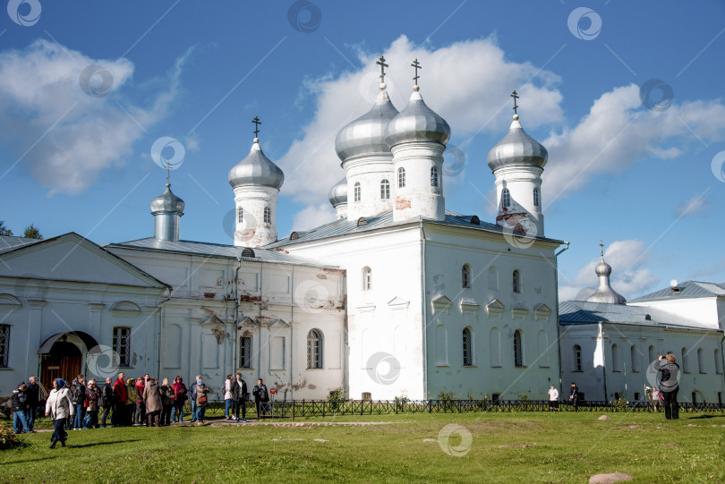 Скачать Новгород, Россия, 23 сентября 2018 года, Купол православной церкви и христианский крест фотосток Ozero