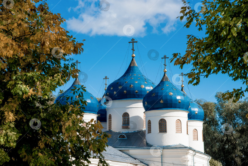 Скачать Купол православной церкви и христианский крест, религиозное сооружение, предназначенное верующему для молитвы фотосток Ozero