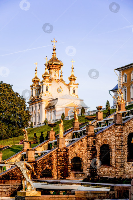 Скачать Петергоф, Россия, Купол православной церкви и христианский крест, Культовое сооружение фотосток Ozero