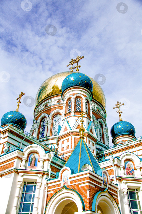 Скачать Омск, Россия, 24 июля 2015 года, Православная церковь с куполом и христианским крестом фотосток Ozero