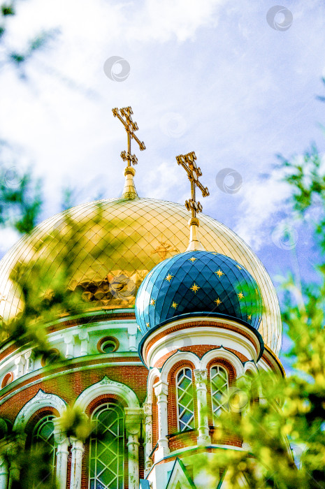 Скачать Омск, Россия, 24 июля 2015 года, Православная церковь с куполом и христианским крестом фотосток Ozero