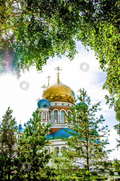 Скачать Омск, Россия, 24 июля 2015 года, Православная церковь с куполом и христианским крестом фотосток Ozero