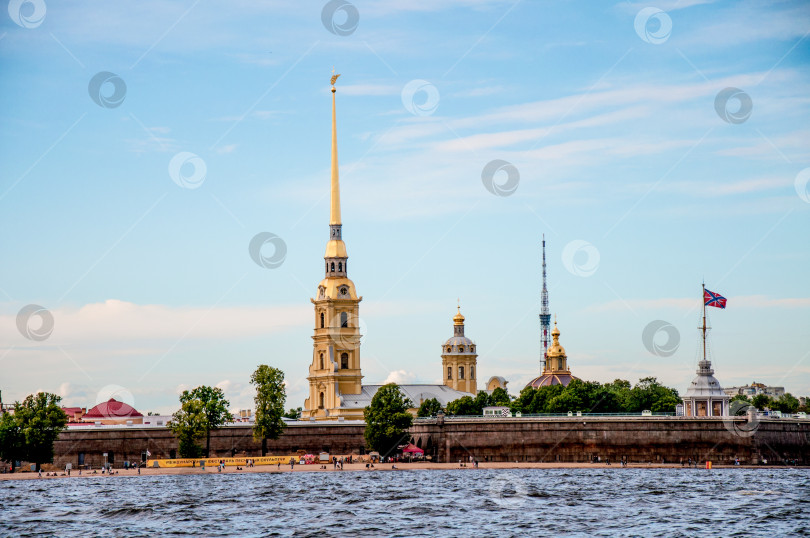 Скачать Санкт-Петербург, Россия, 1 августа 2015 года, Петропавловская крепость, панорама Невы фотосток Ozero