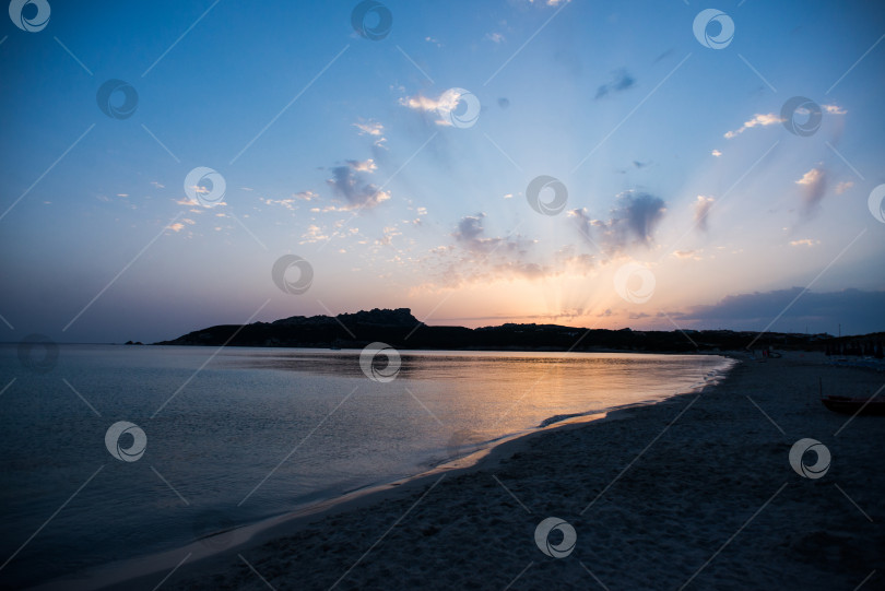 Скачать Закат на пляже Рена-ди-Поненте, остров Сардиния. фотосток Ozero