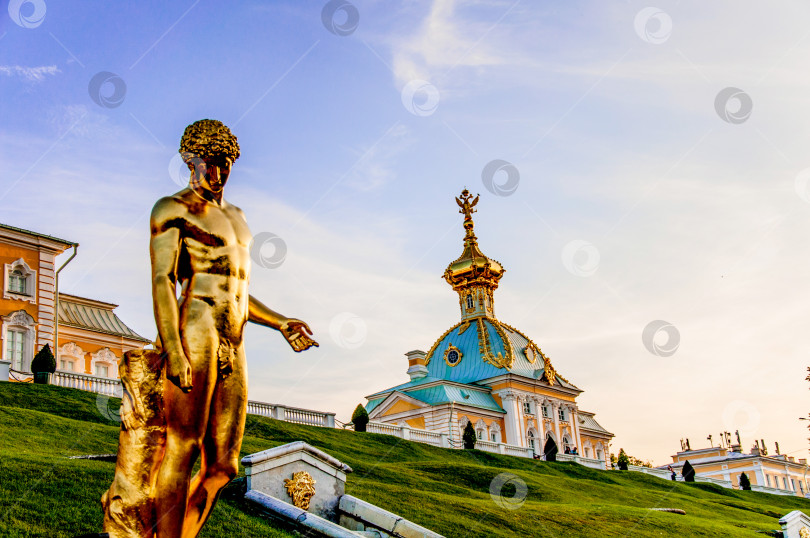 Скачать Санкт-Петербург, Россия, 10 августа 2015 года, дворцовый каскад фонтанов в Петергофе фотосток Ozero