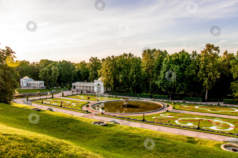 Скачать Санкт-Петербург, Россия, 10 августа 2015 года, каскад фонтанов дворца-музея Петергоф фотосток Ozero