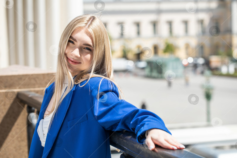 Скачать Портрет молодой красивой девушки фотосток Ozero