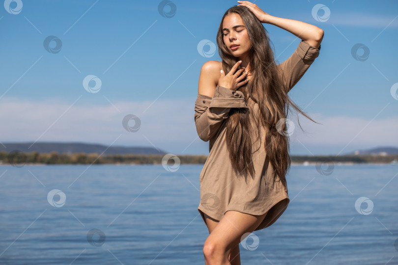 Скачать Портрет молодой красивой девушки-брюнетки фотосток Ozero