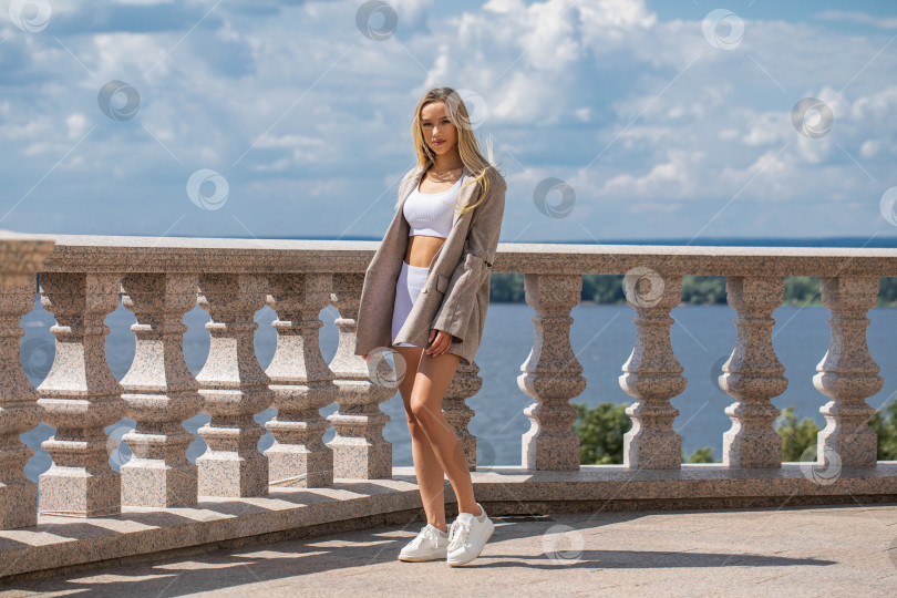 Скачать Портрет молодой красивой девушки в полный рост в коричневой куртке фотосток Ozero