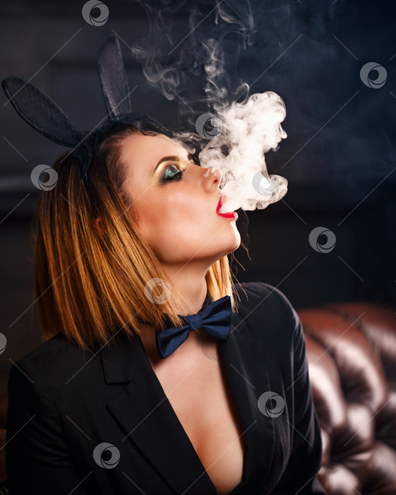 Скачать Роковая женщина и электронная сигарета фотосток Ozero