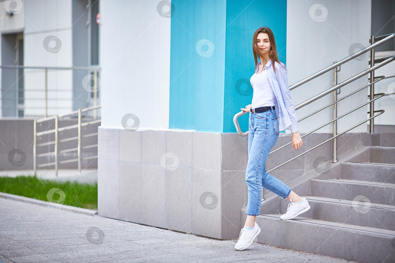 Скачать девочка-подросток выходит из здания института. День. фотосток Ozero