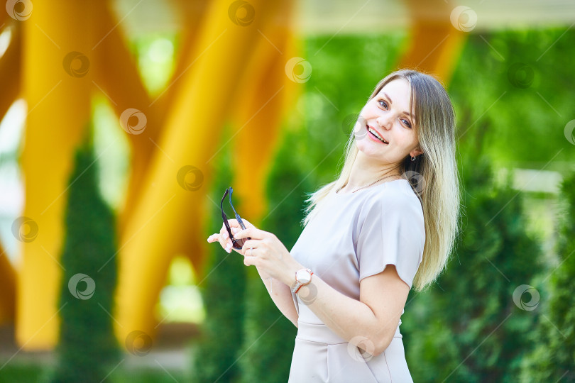 Скачать счастливая девушка крупным планом. место для текста. фотосток Ozero