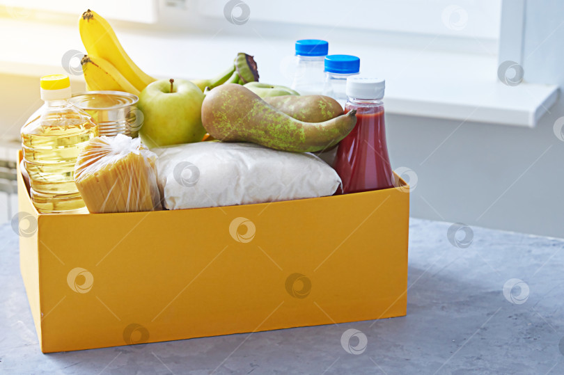 Скачать Набор продуктов для приготовления пищи в желтой коробке. Скопируйте пробел на серый лист бумаги. фотосток Ozero