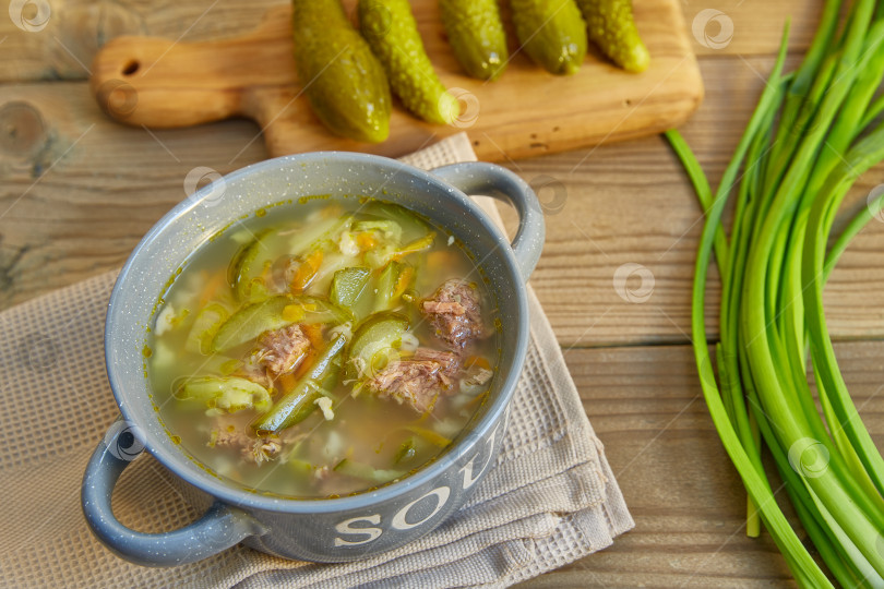 Скачать Национальная русская, украинская, польская кухня. Блюдо - рассольник с квашеными огурцами. фотосток Ozero