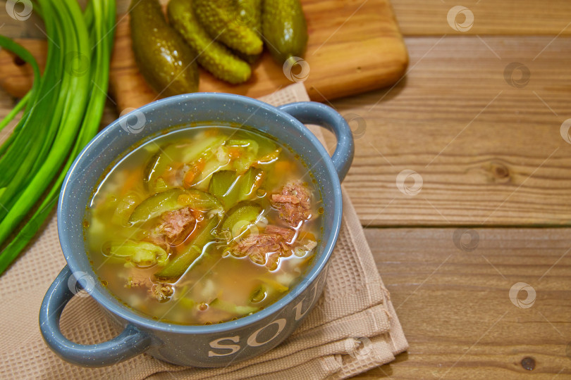 Скачать Национальная русская, украинская, польская кухня. Блюдо - рассольник с квашеными огурцами. фотосток Ozero
