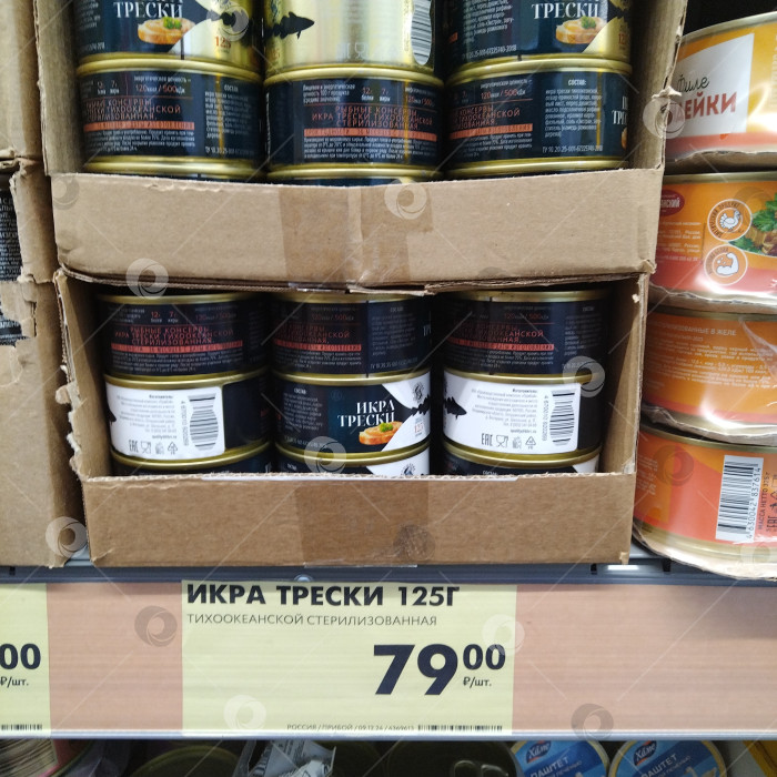 Скачать Отдел икры трески в магазине "Чижик". фотосток Ozero