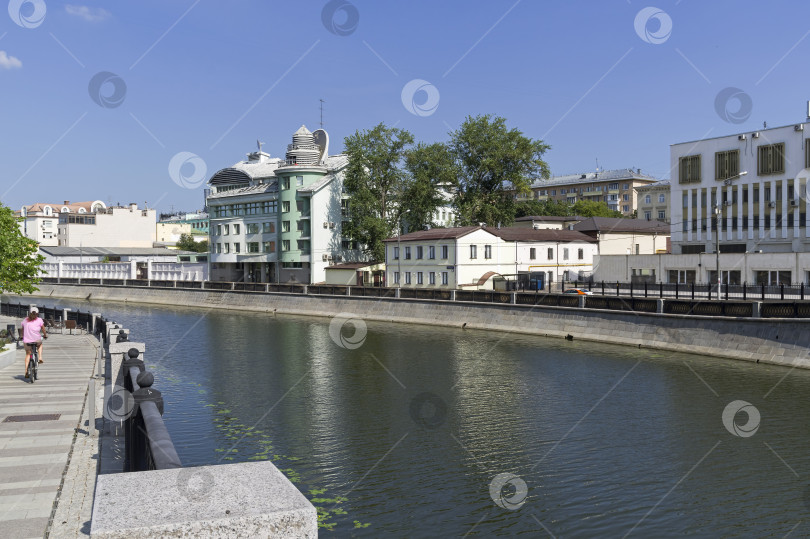 Скачать Набережная на Водоотводном канале. Замоскворечье, Москва, Россия. фотосток Ozero