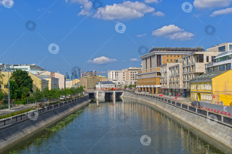 Скачать Набережная на Водоотводном канале. Замоскворечье, Москва, Россия. фотосток Ozero