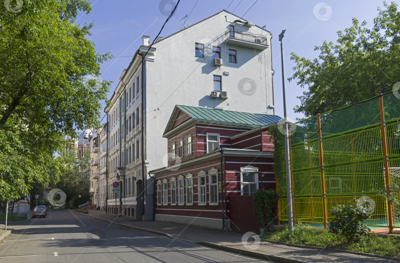 Скачать Старый деревянный дом в центре Москвы. фотосток Ozero