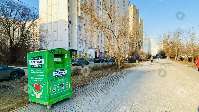 Скачать Пешеходная зона вдоль жилых домов. Жилой район Подмосковья, Россия, февраль 2025 г. фотосток Ozero