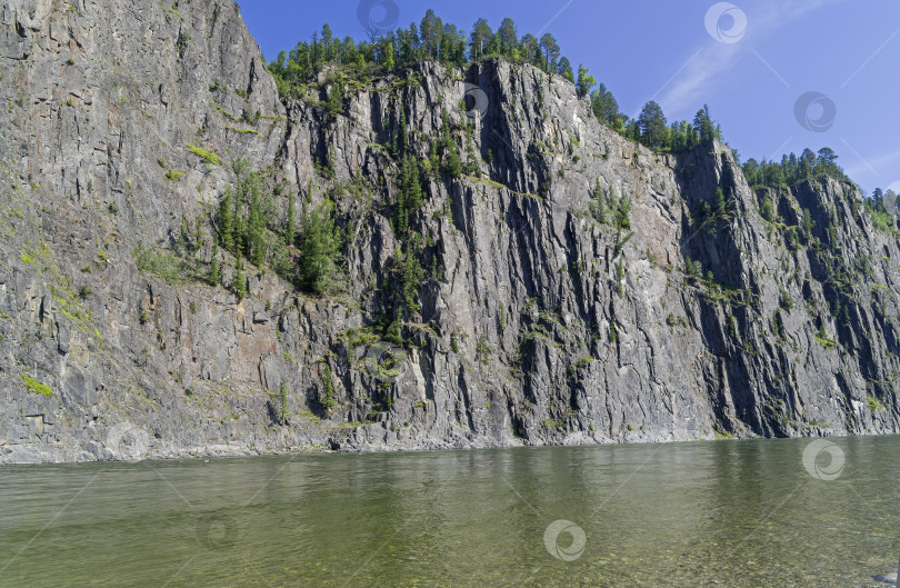 Скачать Высокий крутой скалистый берег реки. фотосток Ozero