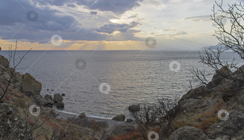 Скачать Лучи солнца над морем. Крым. фотосток Ozero