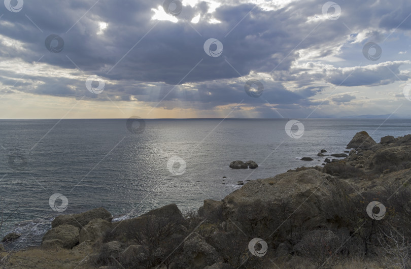 Скачать Лучи солнца над морем. Крым. фотосток Ozero