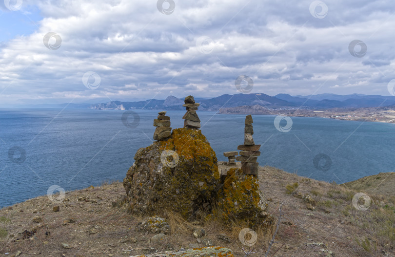 Скачать Три каменные пирамиды на фоне морского пейзажа. фотосток Ozero