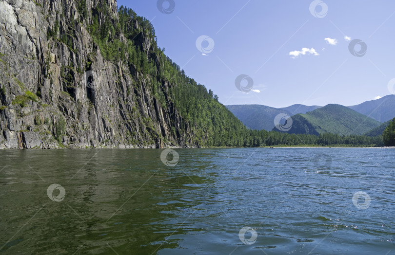 Скачать Высокий крутой скалистый берег реки. фотосток Ozero