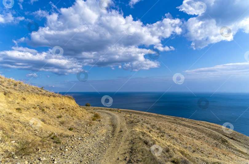 Скачать Горная пыльная дорога на берегу моря. фотосток Ozero