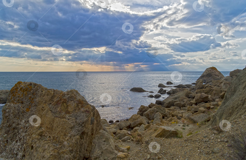 Скачать Лучи солнца над морем. Крым. фотосток Ozero