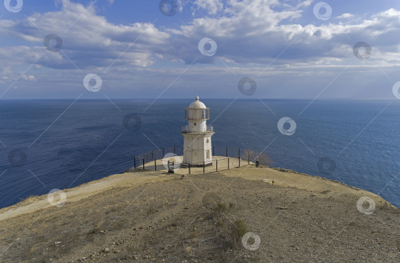 Скачать Старый маяк на мысе Меганом, Крым. фотосток Ozero