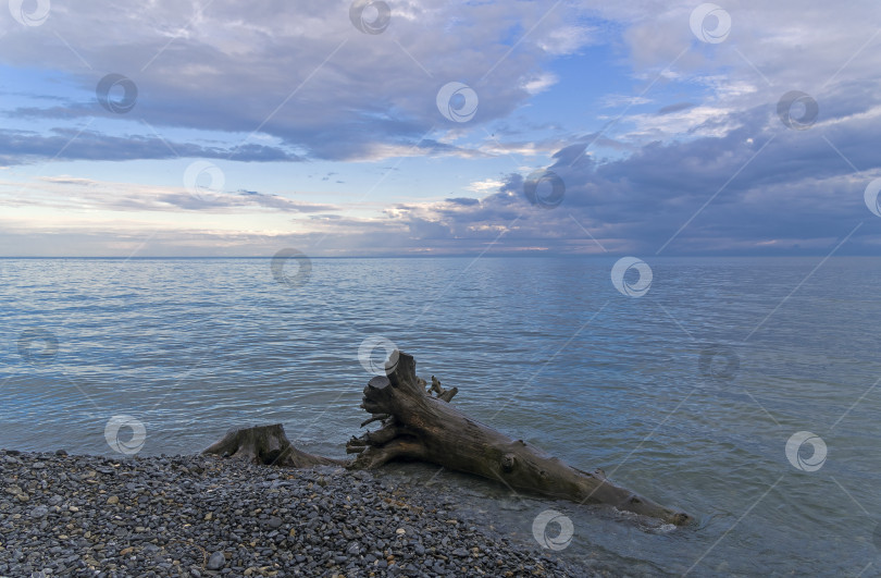 Скачать Красивые облака над озером Байкал. фотосток Ozero